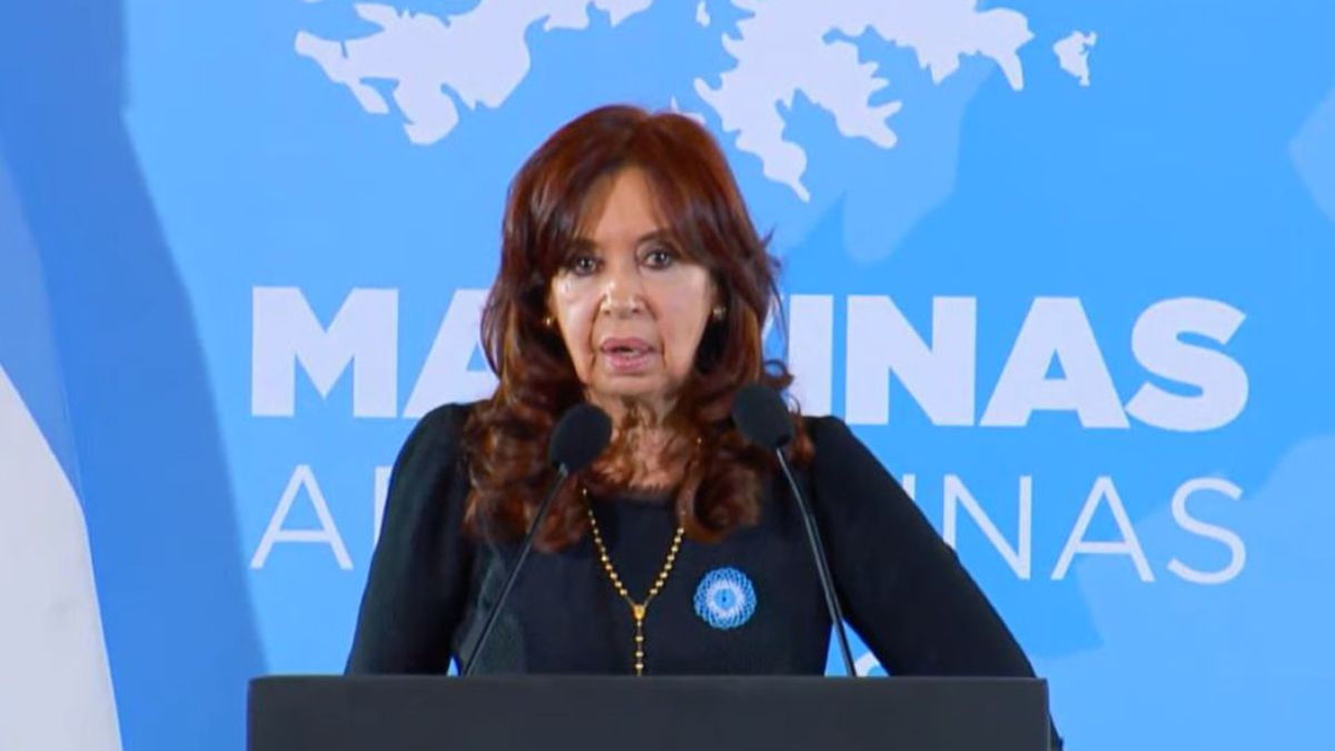 Cristina Fernández de Kirchner encabezó el homenaje en el Congreso a trabajadores legislativos que combatieron en Malvinas.