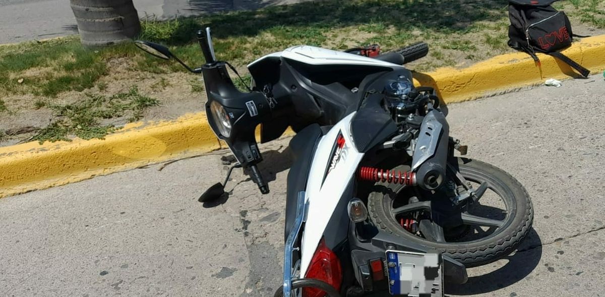 Una mujer que iba en moto chocó en barrio Bello Horizonte y sufrió graves heridas.