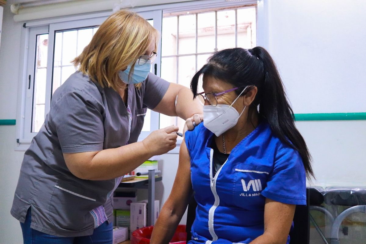 Profesionales de salud de los Caps ya comenzaron a inocularse contra el virus Influenza.