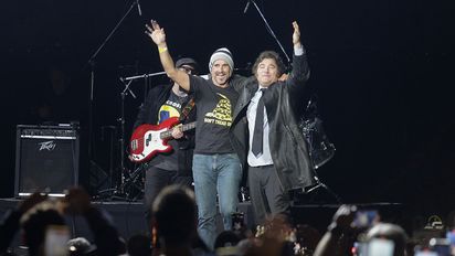 Como un rockero, el Presidente interpretó