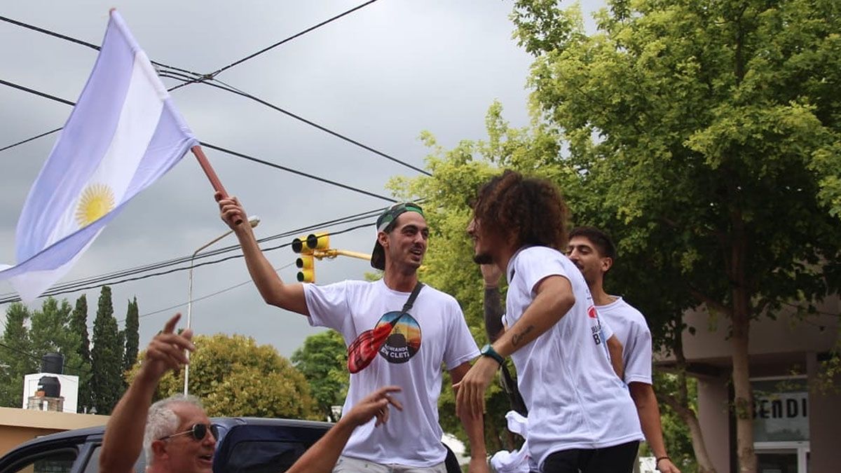 Los tres laboulayenses que viajaron en bici a Qatar ya llegaron a Laboulaye y los recibieron con una caravana.