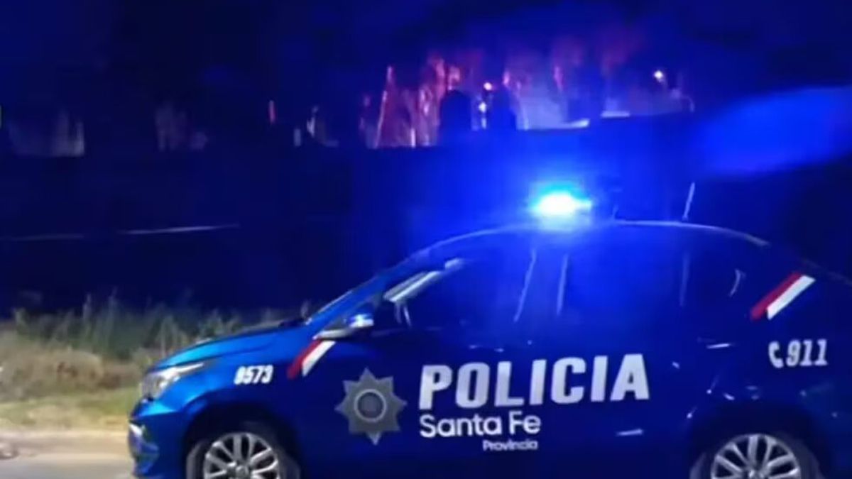 Hallan un cadáver calcinado dentro de un auto incendiado al costado de la autopista Rosario-Córdoba