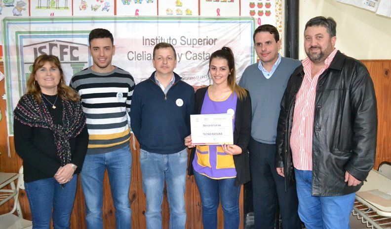 Autoridades del Instituto Superior de Formación Docente Castagnino, con profesores y la alumna gestora de la idea.