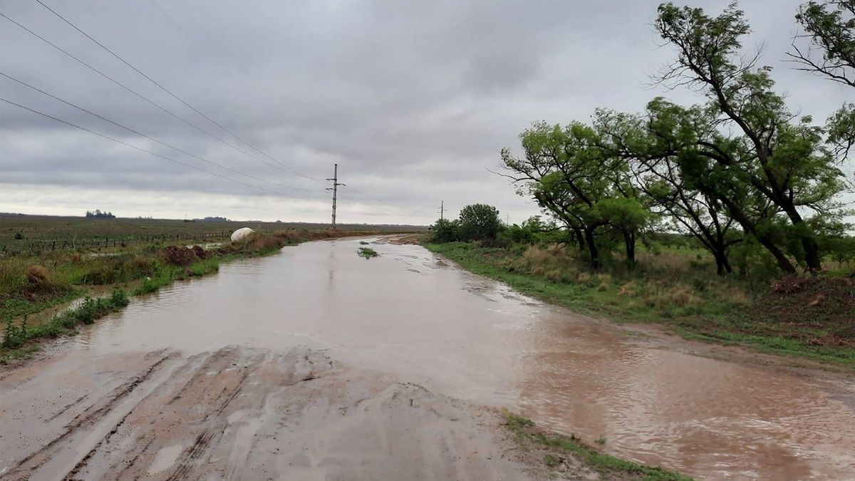 Los vecinos de La Gilda aseguran que el camino de acceso al pueblo se torna intransitable cuando llueve.
