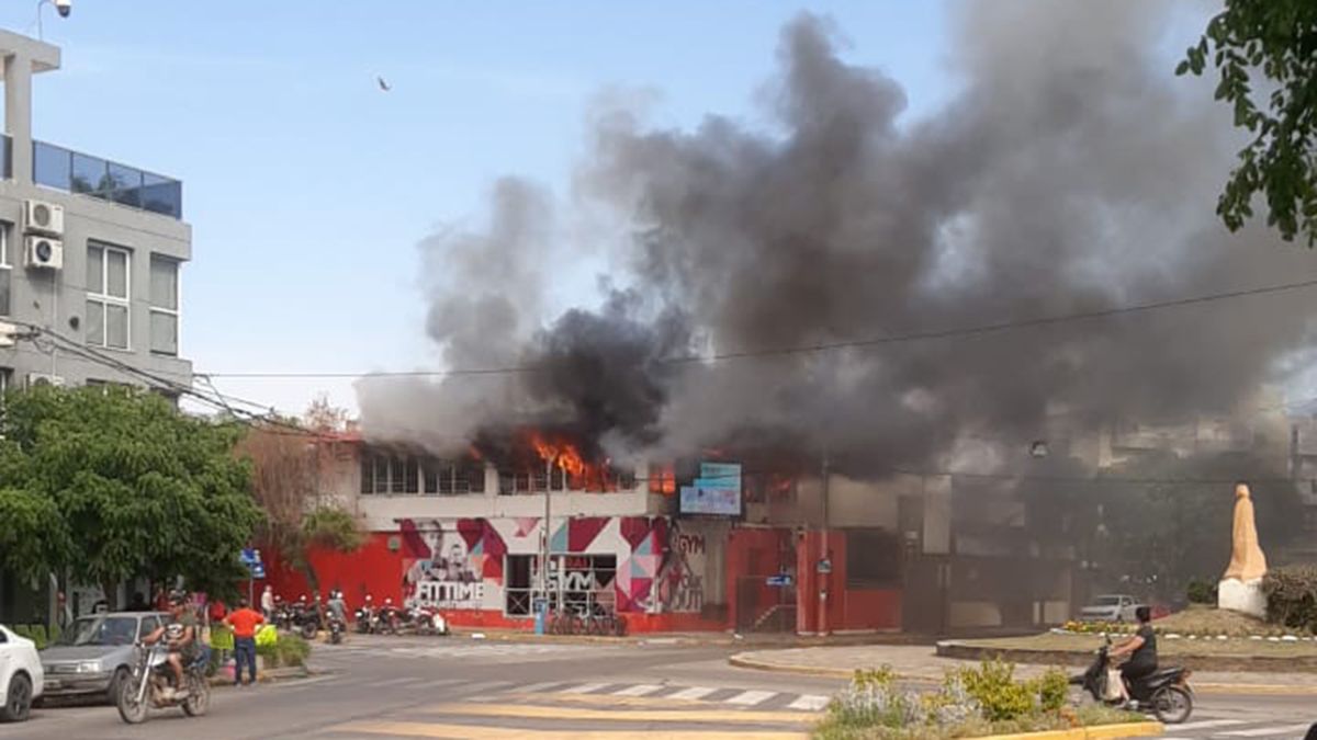 Voraz incendio en el salón y comedor Felissa, frente a la Costanera