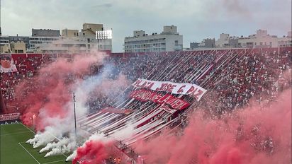La barra brava de Huracán tomó un club con armas de fuego y se robó la recaudación
