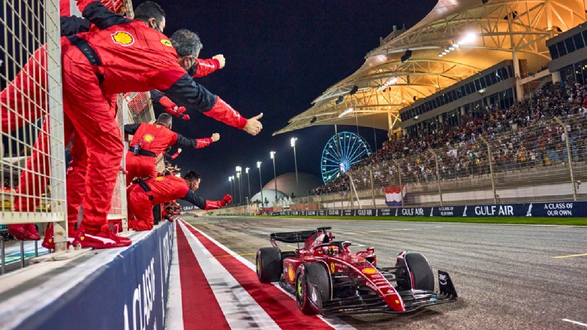 Los mecánicos de Ferrari saludan a Leclerc luego de cruzar primero la meta.