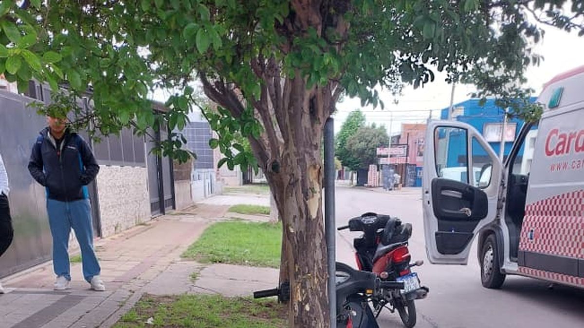 Iba en moto y chocó contra un árbol en barrio Alberdi: fue hospitalizado