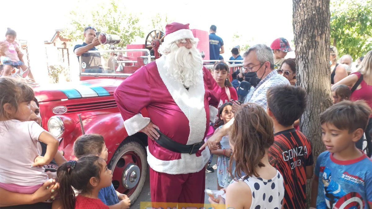 La caravana transmitió el espíritu navideño en cada rincón de la ciudad.