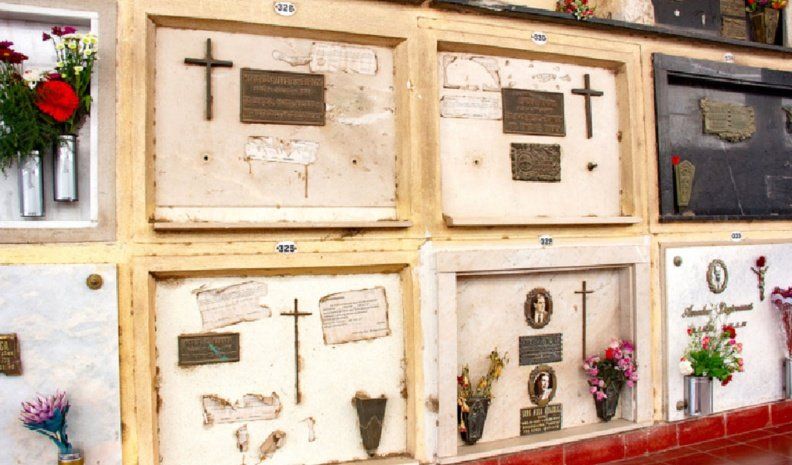 Los nichos, cada vez más cubiertos de carteles que marcan las deudas con el aviso “próximo a desalojar”.