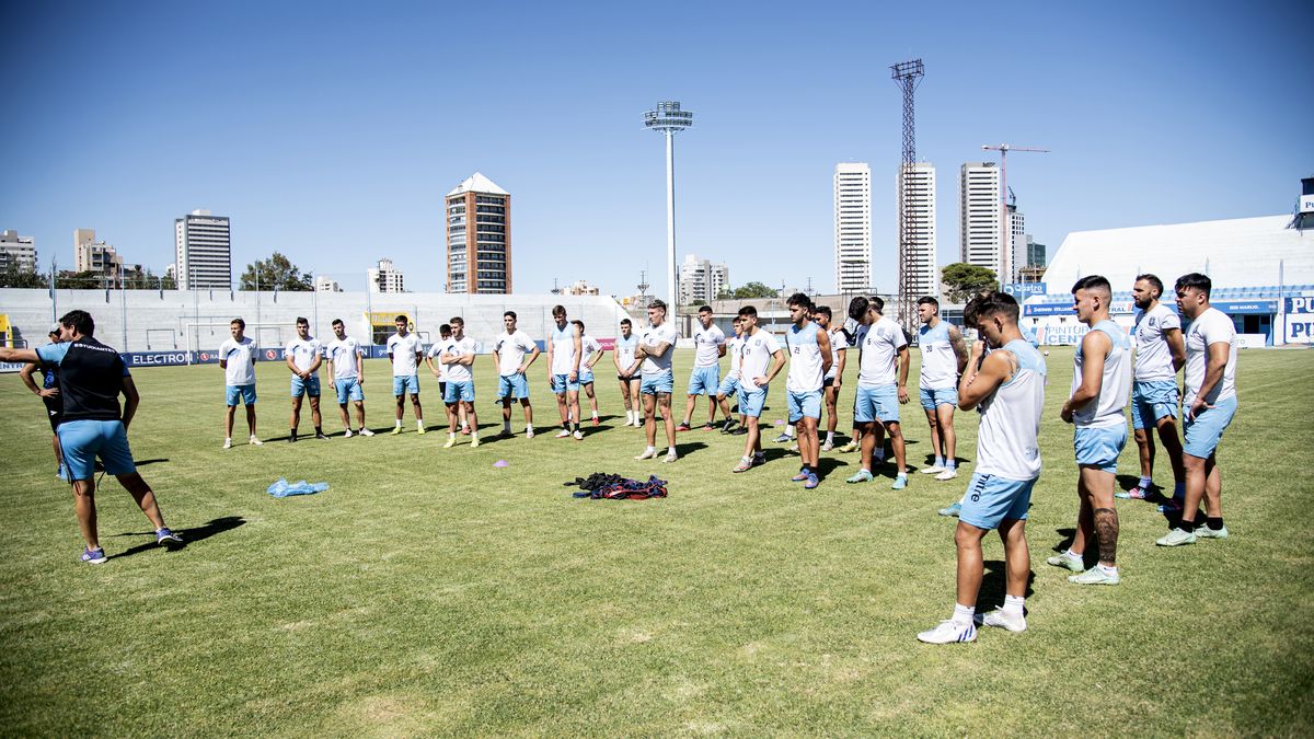 última  práctica del  plantel profesional en el Estadio Ciudad de Río Cuarto. Los jugadores retoman el entrenamiento el lunes por la mañana.