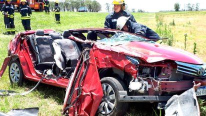 Realicó: chocó, le arrancó el techo al auto y salió con vida