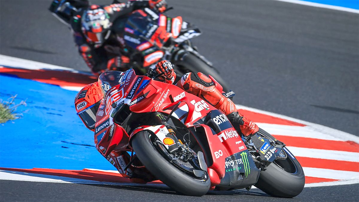 Marc Márquez seguido de Marco Bezzecchi en el Sprint del Gran Premio de San Marino
