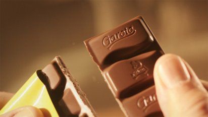 Tras el robo de un camión, prohíben la venta de dos lotes de chocolate Nestlé y Garoto