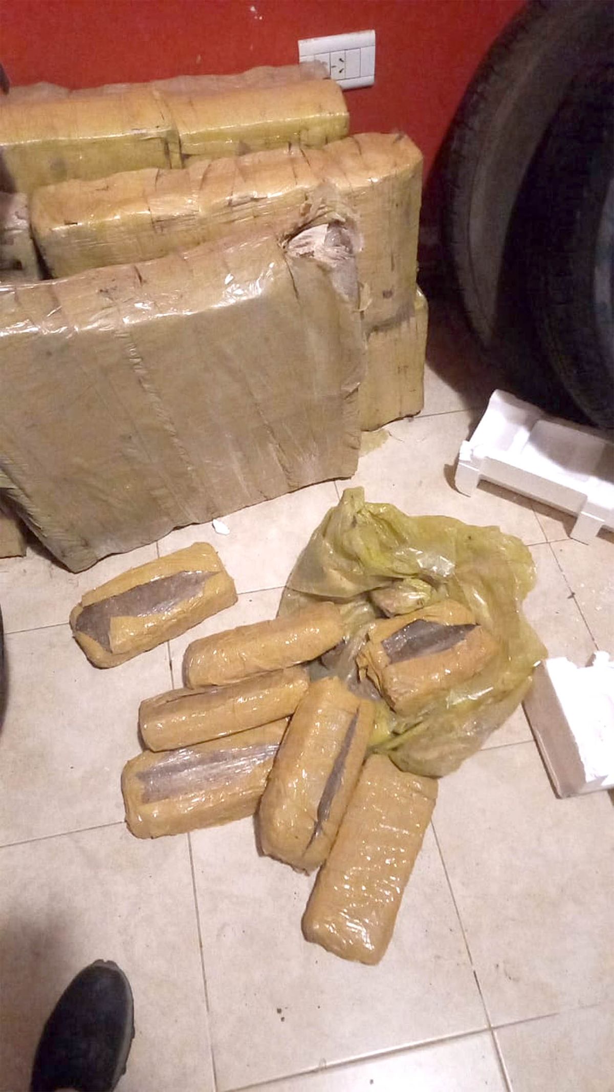 Los ladrillos de marihuana compactada estaban en el garaje de la vivienda de calle Santa Fe al 1800.