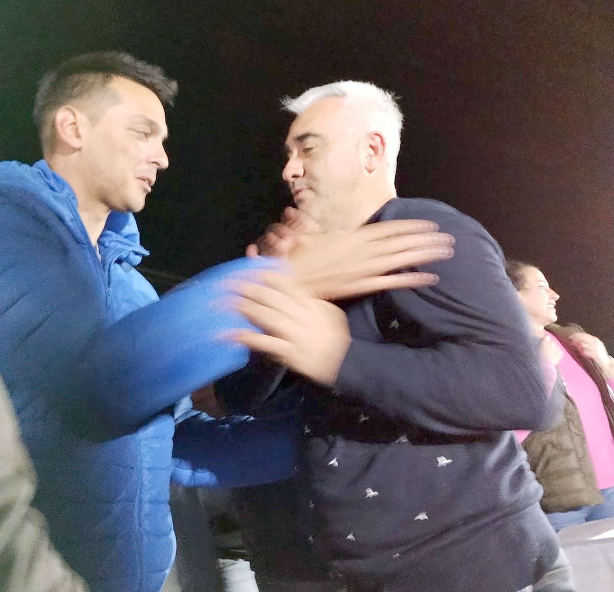 A poco de conocerse los resultados que arrojaron las urnas, el flamante electo intendente Maximiliano Rossetto recibió la felicitación de parte del derrotado Ignacio Alaniz. El actual mandatario, Miguel Negro, no participó de los actos. “Él debe irse por la puerta grande porque le ha dado mucho a Santa Catalina”, recalcó Alaniz. 