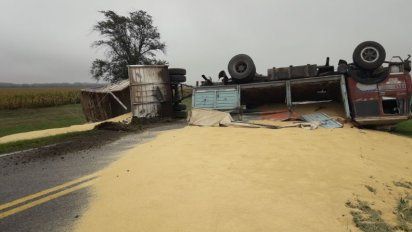 Volcó un camión cargado con harina en ruta 8, cerca de Reducción