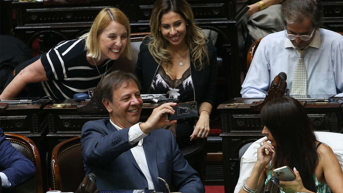 Las diputadas María Cecilia Ibañez y Romina Diez posan para la selfie del jefe de la bancada