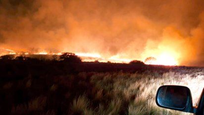 Bomberos de varios cuarteles intentan contener un incendio de pastizales en Chaján