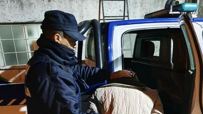 Por las cámaras vieron cómo dos hombres manipulaban las puertas de un auto