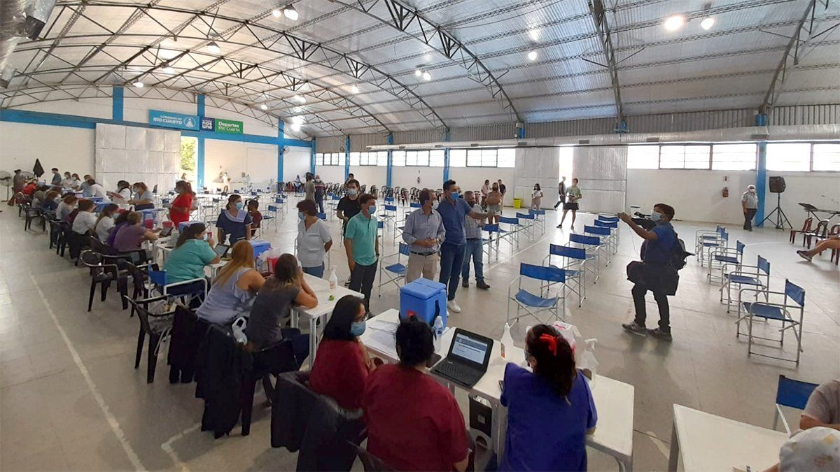 El intendente Llamosas realizó una recorrida en la reapertura del vacunatorio en el Polideportivo.