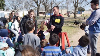 Cerca de 100 niños festejaron su día con juegos, almuerzo y arte