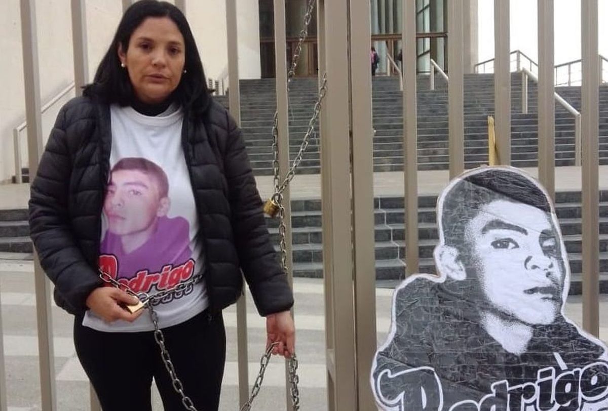 Córdoba: se encadenó para pedir juicio por un caso de gatillo fácil