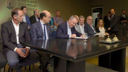 Schiaretti lanzó junto al campo el plan de mejora de caminos