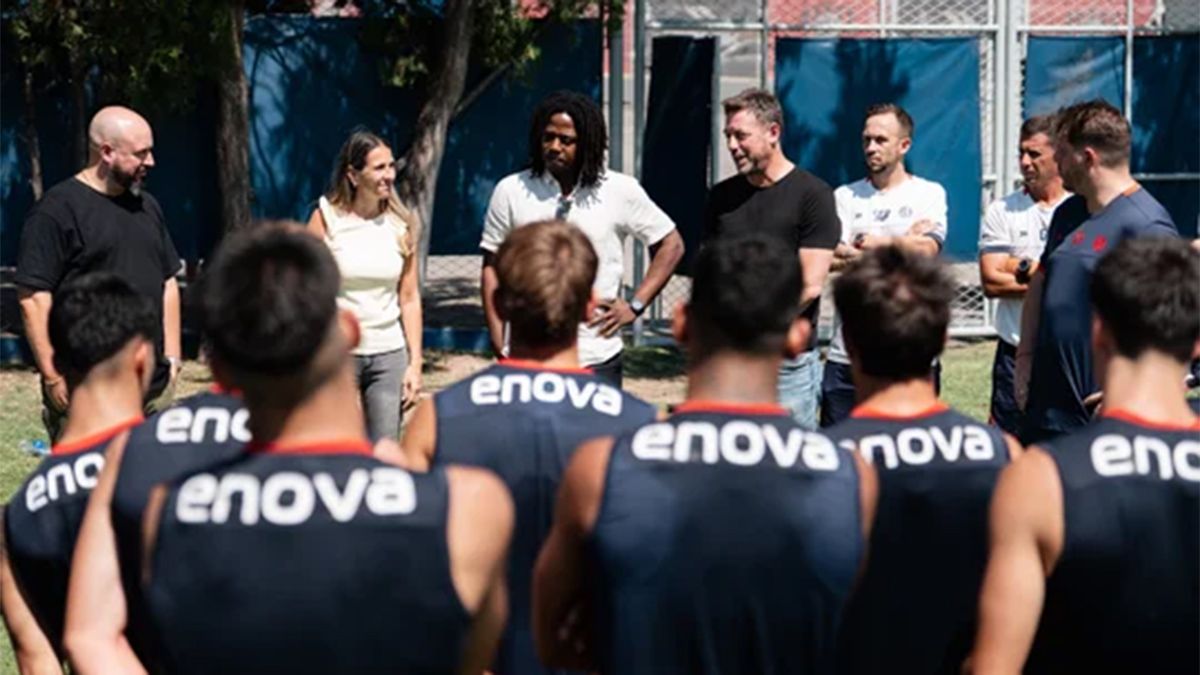 Sergio Costantino, presidente transitorio de San Lorenzo, junto al plantel.