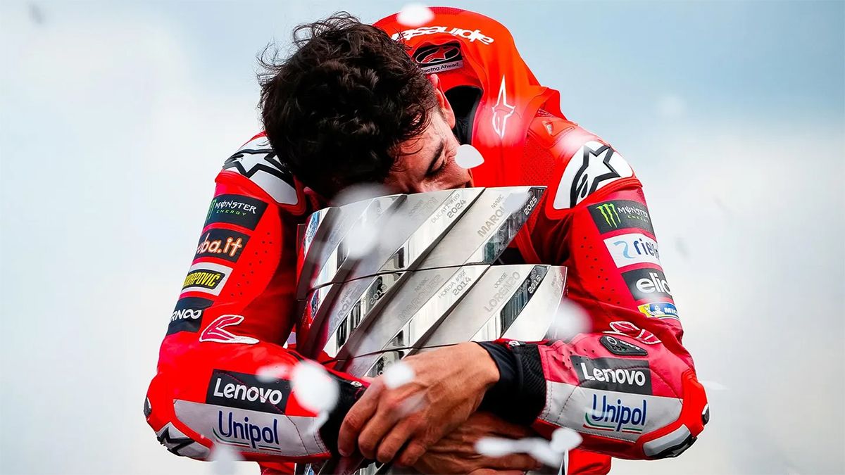 Marc Márquez abraza la Torre de Campeones, donde acababa de poner el séptimo pétalo con su nombre, que lo ubica entre los más grandes en la historia del motociclismo mundial