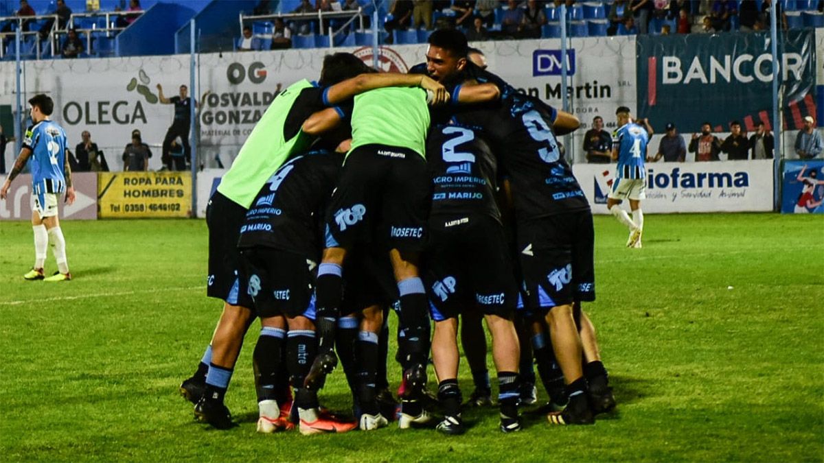 Abrazo fraternal entre los jugadores del Celeste tras el gol que le dio un nuevo triunfo.