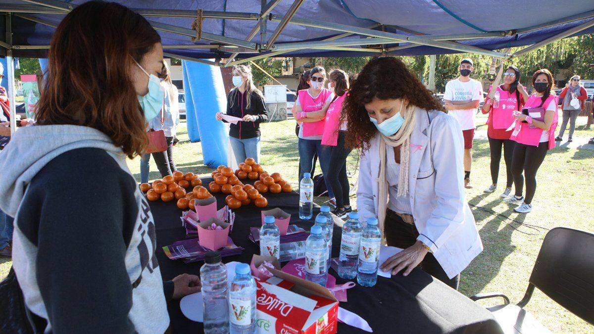 En el Parque del Centro Cívico se hizo ayer una jornada de prevención sobre el cáncer de mama.