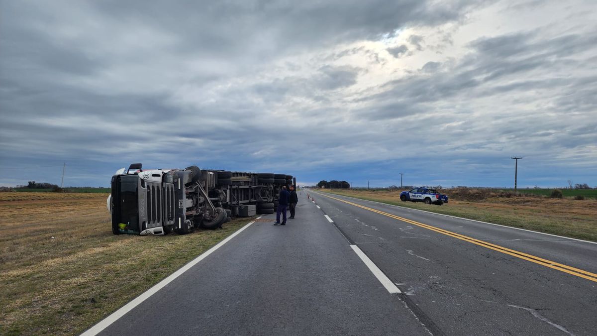 Volcó un camión en ruta 7: el conductor resultó ileso