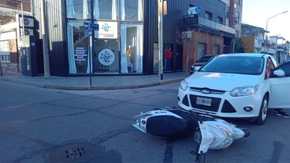 Una motociclista fue hospitalizada al chocar con un auto en Corrientes y Alberdi