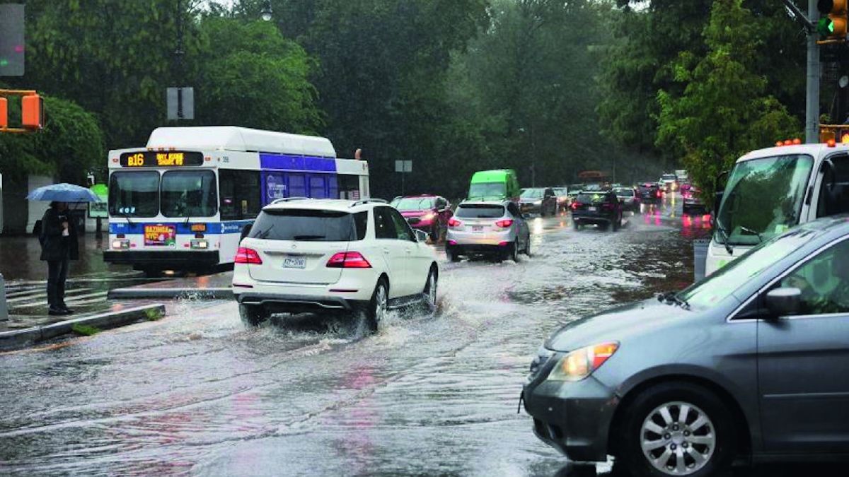 Estados Unidos: Las fuertes lluvias sin precedentes que azotan ala ciudad de Nueva York desde el viernes hicieron colapsar los sistemas dealcantarillado