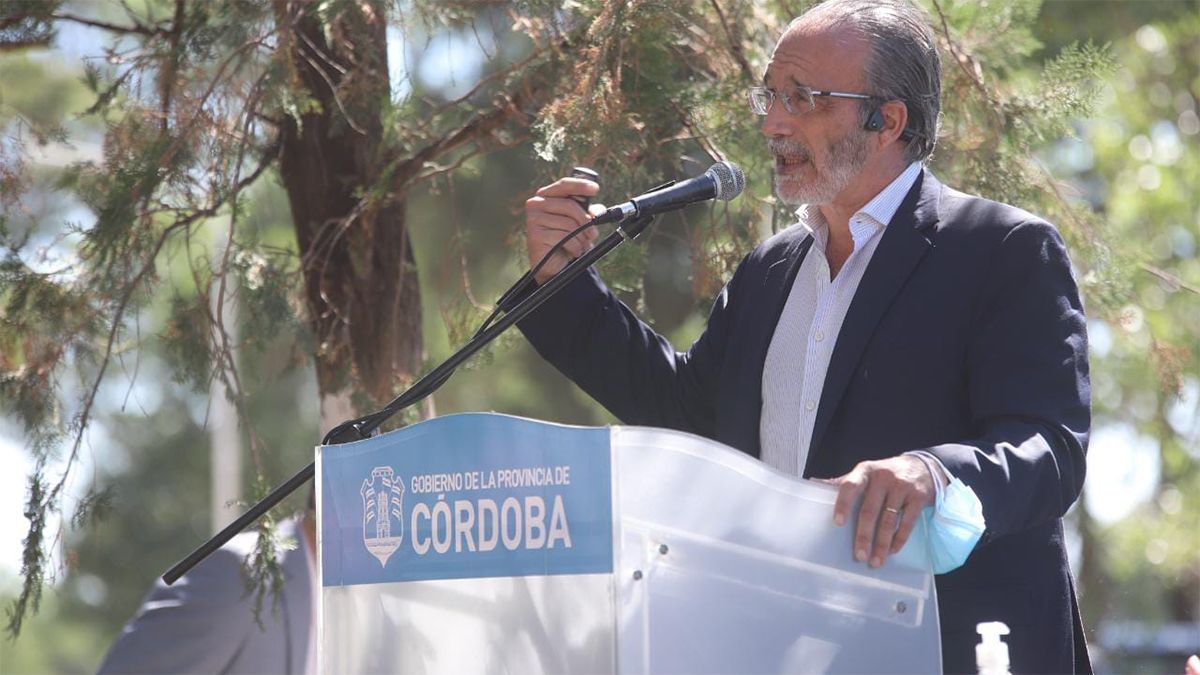 Imágenes de la visita del gobernador Schiaretti a la planta cloacal local.