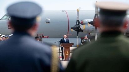 El ministro Petri recibió el primer avión P-3 Orion para la Armada Argentina