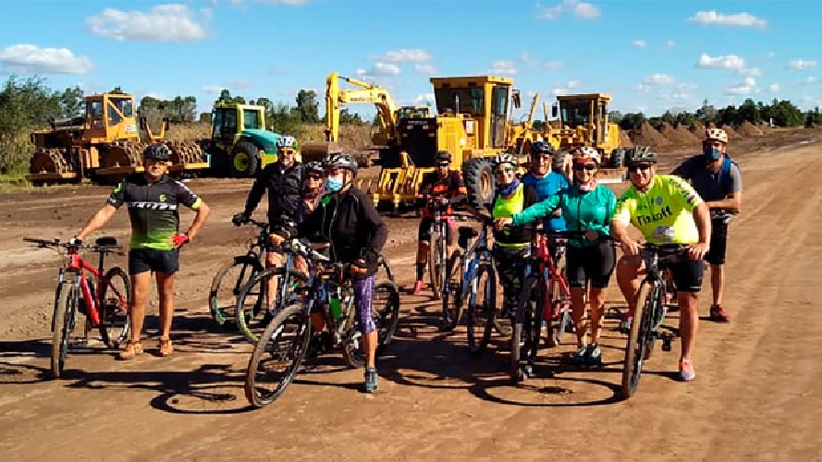 Los impulsores del proyecto de ciclovía&nbsp; recorriendo el tramo de la obra que se ejecuta en paralelo a la ruta nacional N° 8, que se convertirá en autovía.