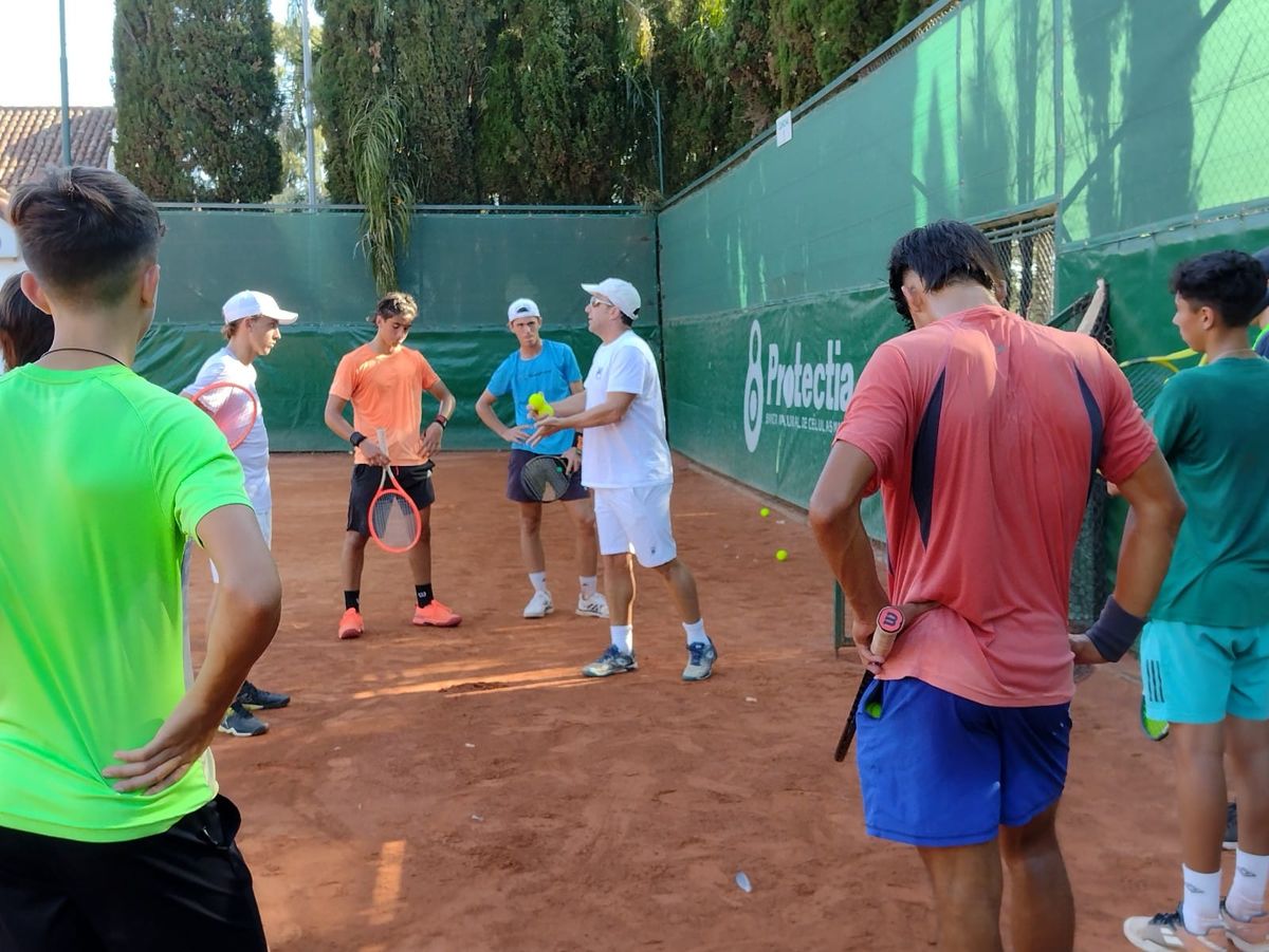 Squillari ayer por la tarde en el Sport Social Club de Villa María junto a un grupo de jóvenes tenistas de la ciudad y la región.