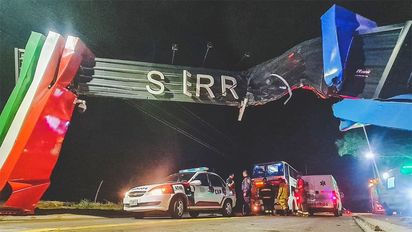 Un micro con pasajeros chocó el portal de ingreso a Serrano: 18 heridos leve