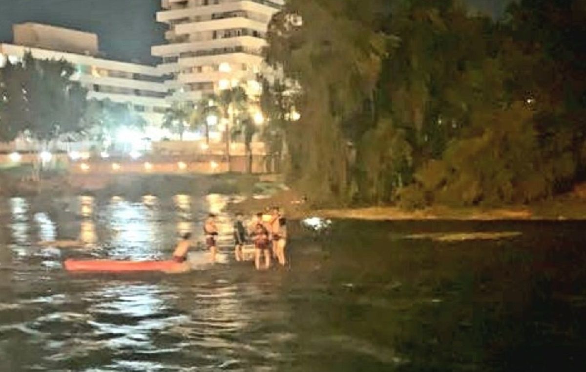Bomberos rescataron a cuatro personas en el cauce del río