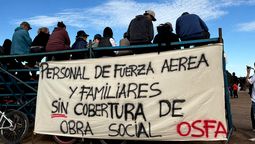 Afiliados a Osfa reclamando durante la llegada de los F-16.