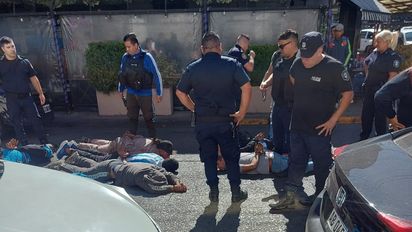 Detienen a 22 miembros de la barra disidente de Racing en la previa del partido con Huracán