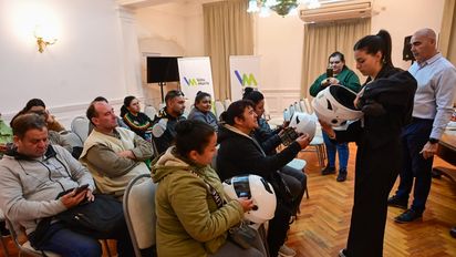 Integrantes de la Cooperativa 7 de Febrero recibieron cascos para motocicletas