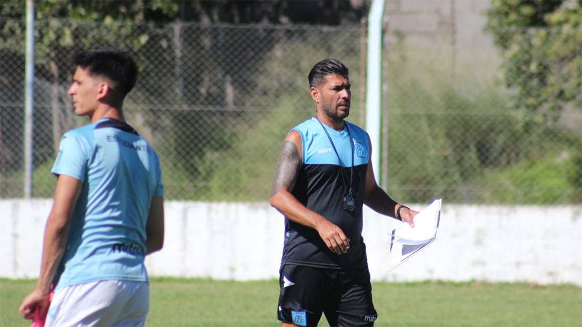 Fernando Stagnari dirige a Estudiantes de manera interina, mientras se recupera Gustavo Raggio de una afección respiratoria.