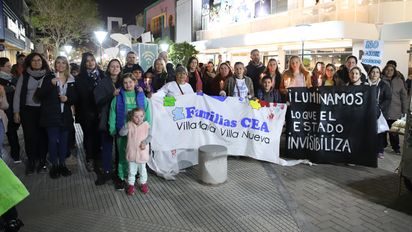 Con antorchas, profesionales de la salud y familias volvieron a marchar contra el ajuste a la discapacidad