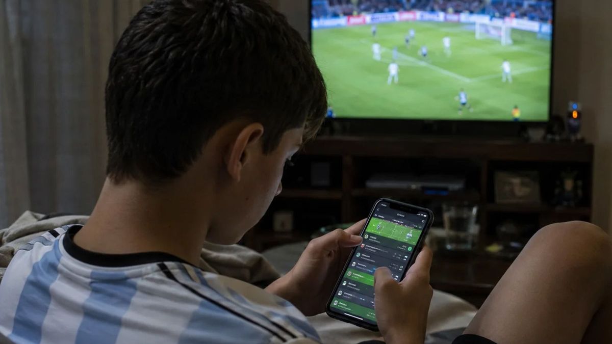 El Mundial y la fiebre por las apuestas online: 1 de cada 8 chicos ya ha contraído deudas
