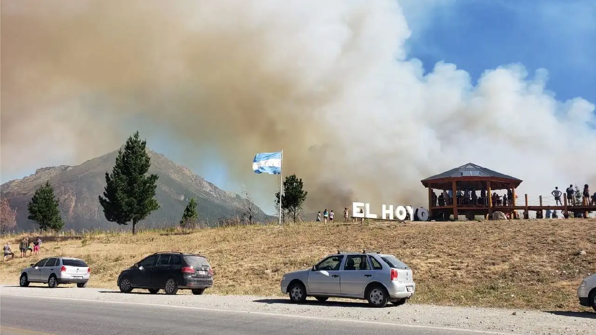 El incendio en El Hoyo está contenido, mientras los evacuados vuelven a sus casas