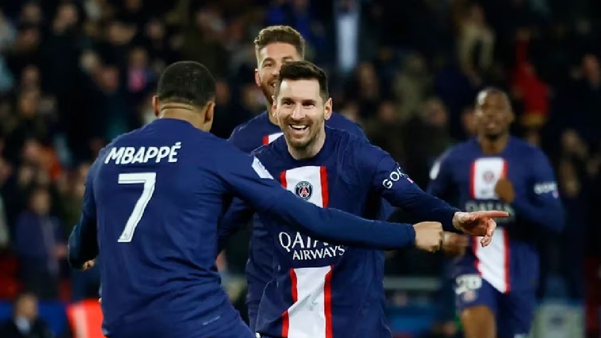 Messi festeja su gol con Mbappé (Foto: Reuters).