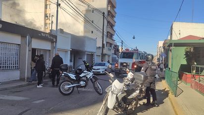 Madre e hijo fueron asistidos por un incendio domiciliario en macrocentro